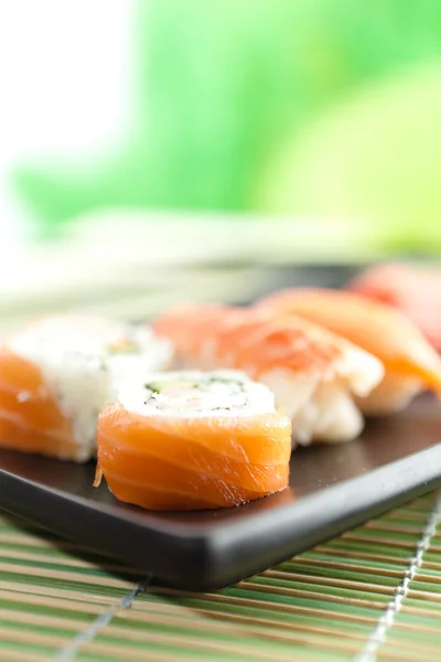 Placa con sushi, aislada sobre un blanco — Foto de Stock