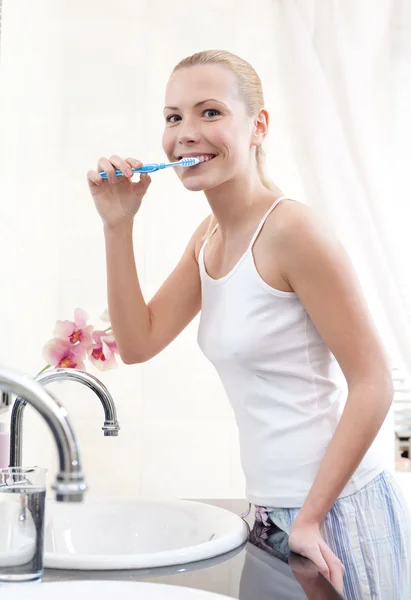 Güzel kadının dişlerini fırçalar — Stok fotoğraf