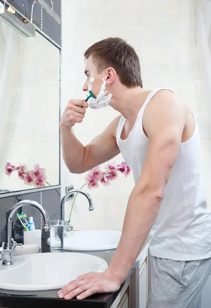 Homem faz a barba no banheiro — Fotografia de Stock