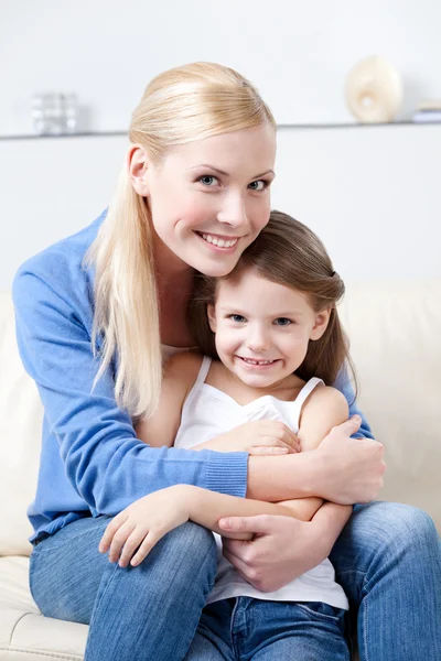 Smiley mum with her daughter — Stock Photo, Image