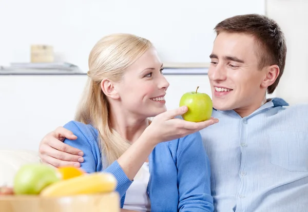 Jeune fille offre une pomme à son mari — Photo