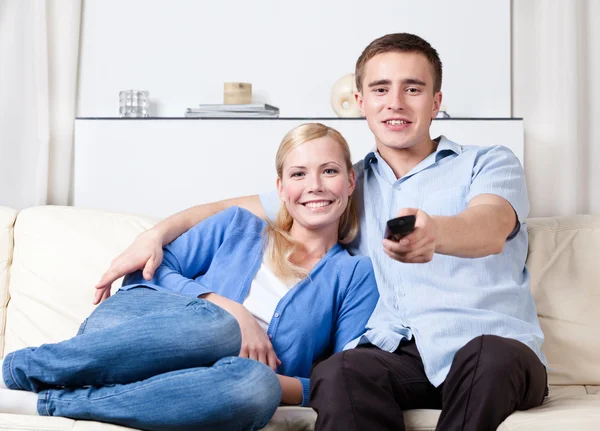 Couple is going to watch TV set — Stock Photo, Image
