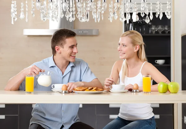 Couple eats in the kitchen — Stock Photo, Image