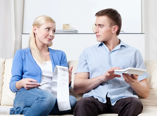Husband and wife calculate the expenses — Stock Photo, Image