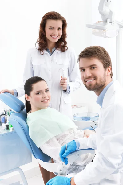 Готовы к лечению кариозных зубов — стоковое фото