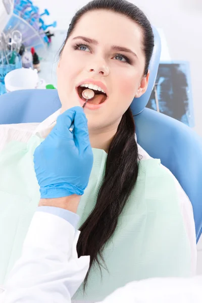 Dentista diagnostica a cavidade oral do paciente — Fotografia de Stock