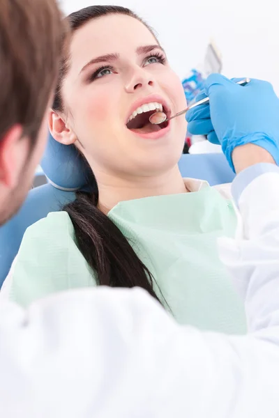 Стоматолог обнаруживает кариозные зубы пациента — стоковое фото
