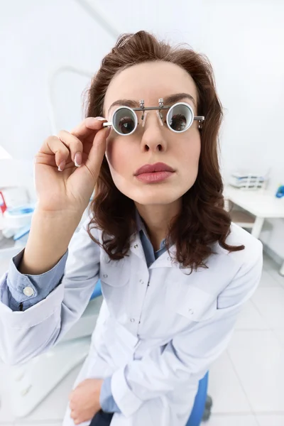 Trying on medical spectacles, serious — Stock Photo, Image