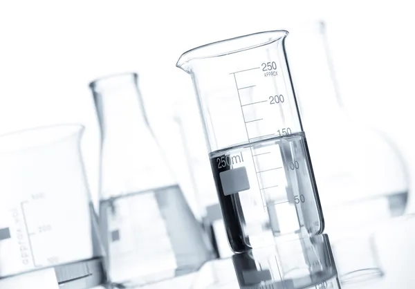 Conjunto de frascos clásicos de laboratorio con un líquido transparente — Foto de Stock