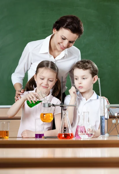 Pequeños alumnos estudian líquidos químicos — Foto de Stock