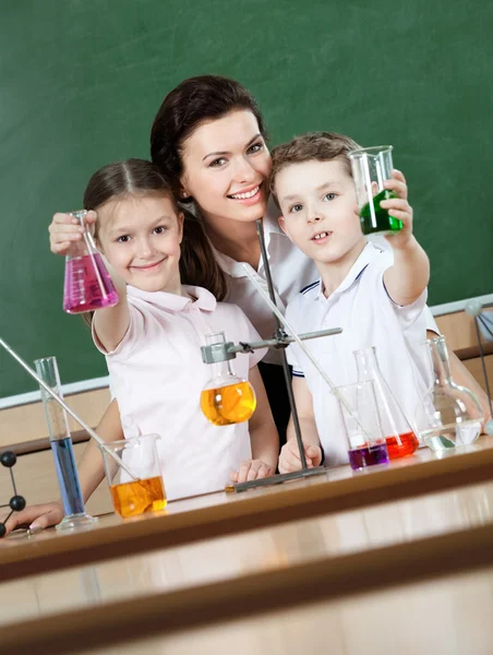 Little pupils learn chemistry — Stock Photo, Image