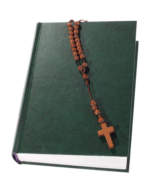 Dřevěný růženec na Bibli Stock Snímky