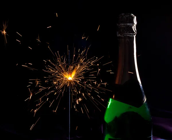 Üveg pezsgő és csillagszórók Stock Kép