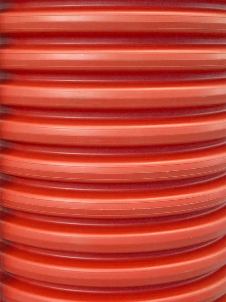 抽象的な赤い大きなプラスチック リング、ケーブルの詳細. — ストック写真