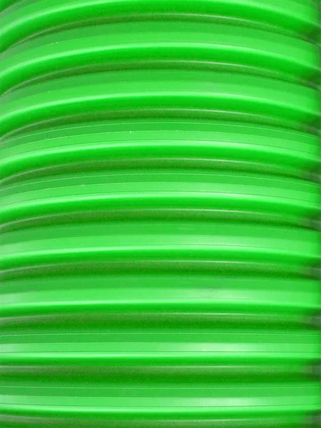 Abstrakte grüne große Plastikringe, Kabeldetails. — Stockfoto