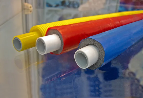 Несколько цветных пластиковых кабелей на прозрачной стеклянной поверхности . — стоковое фото