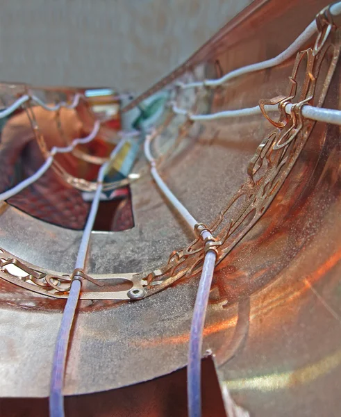 Cabos de alimentação abstratos dentro do tubo de cobre, detalhes da indústria . — Fotografia de Stock