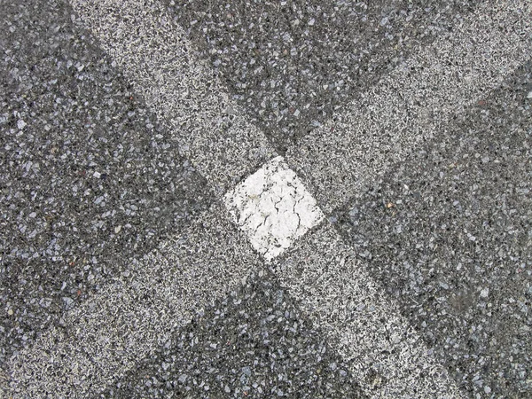 Croce astratta dipinta di bianco su asfalto, dettagli del settore . — Foto Stock