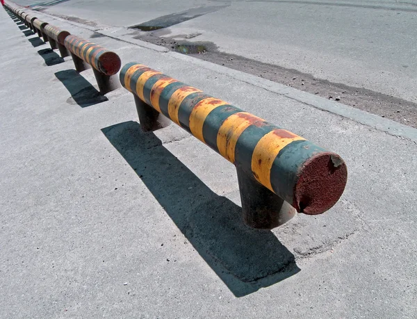 Κίτρινο barier δρόμο, προειδοποίηση του κινδύνου. — Φωτογραφία Αρχείου
