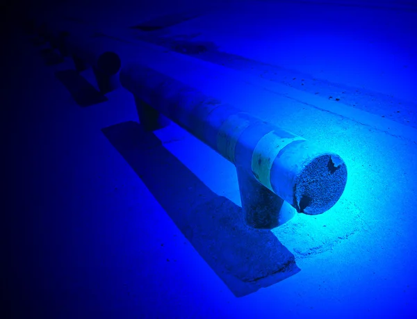 Blaulicht über Fahrbahn, Warnblinkanlage. — Stockfoto