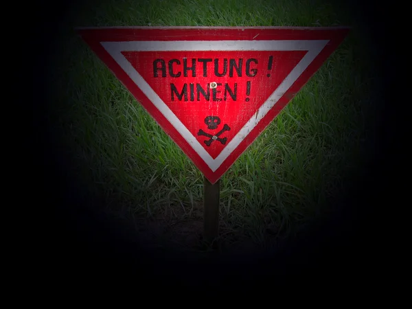 Luz no sinal de ahtung minen (texto em língua alemã), perigo . — Fotografia de Stock