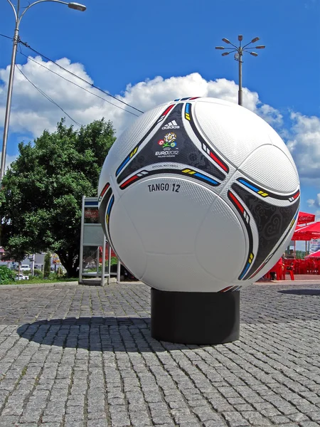 Fußball-Emblem auf großem weißem Euro 2012 Matchball in Kiew, Ukraine. — Stockfoto