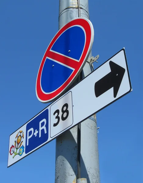 Segnaletica stradale di stop con l'emblema EURO 2012 a Kiev, Ucraina . — Foto Stock