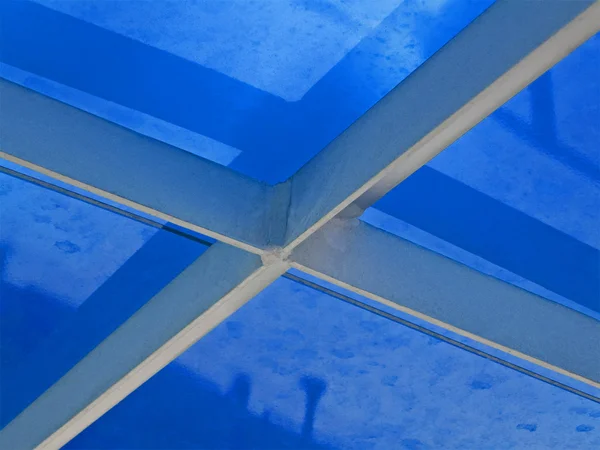 Abstrakte Metallkonstruktion mit blauem Material überzogen, Industrie. — Stockfoto