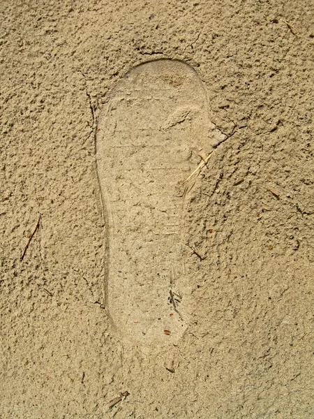 Egy bal oldali lábnyom a grunge-nedves homokban, környezet. — Stock Fotó