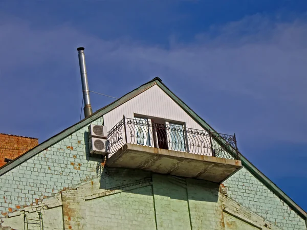 Absztrakt erkély fém cső, zöld évjárat épület falán. — Stock Fotó