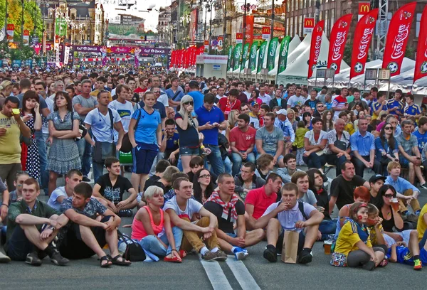 Many in Euro 2012 football fun zone viewing the 1іе football match. — Stock Photo, Image