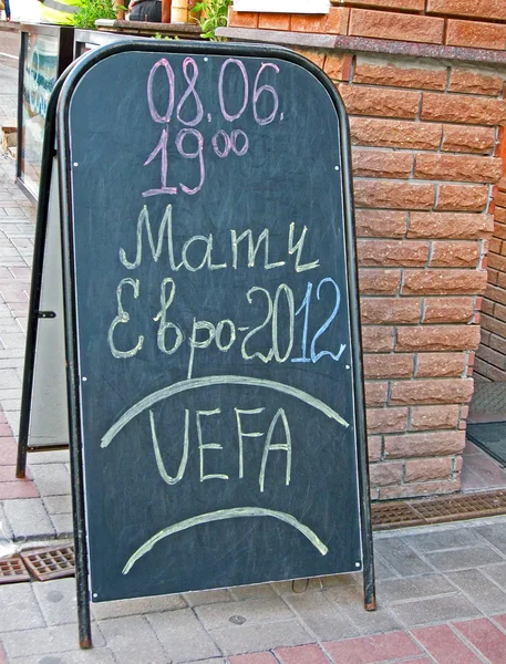 Euro 2012 fodbold meddelelse på russisk malet af kridt . - Stock-foto