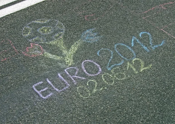 Emblema fotbalului Euro 2012 pictată cu cretă pe asfalt în Kiev, Ucraina . — Fotografie, imagine de stoc