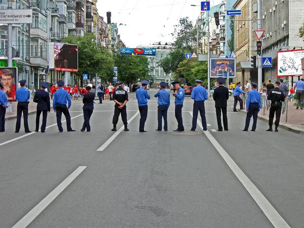 之前比赛英格兰瑞典在基辅乌克兰警察警戒线. — 图库照片
