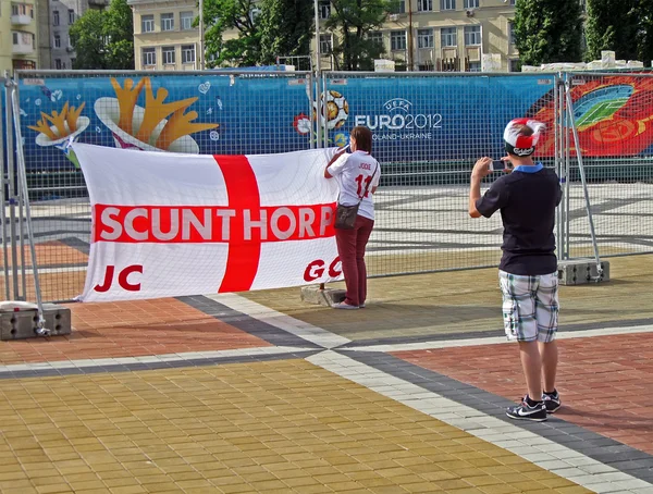 Sportfan macht Foto der englischen Flagge in Kiew, Ukraine. — Stockfoto