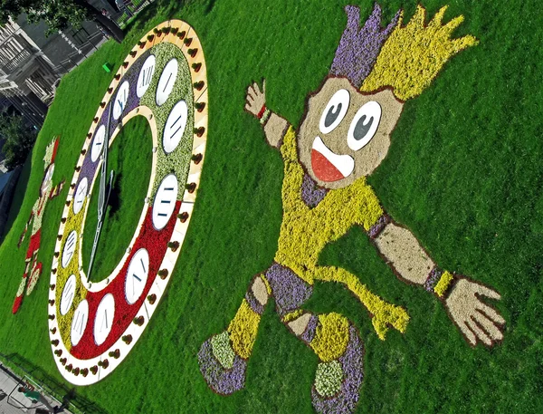 Euro 2012 Talisman aus Blumen und grünem Gras, Uhr in Kiew, Ukraine. — Stockfoto