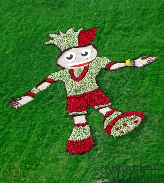 Euro 2012 talisman od květiny a zelené trávy v Kyjevě, Ukrajina. — Stock fotografie