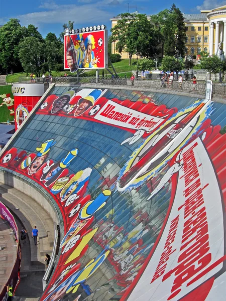 Tablero de publicidad - loco del fútbol, unido a la zona de diversión en Kiev . — Foto de Stock