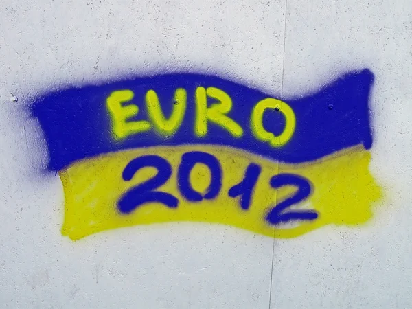 Ukrajinská vlajka s euro 2012 text jako graffiti na zdi. — Stock fotografie