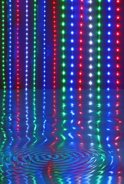 Abstrakt disco ljus heap återspeglas i vatten, diskotek. — Stockfoto