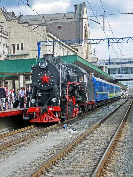 Retro siyah buhar motoru ile merkez tren istasyonu, kiev satırda mavi vagon. — Stok fotoğraf