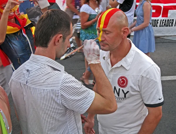 Festő felhívni a nemzeti zászló, arcán a ventilátor, mielőtt döntőt Spanyolország-Olaszország. — Stock Fotó