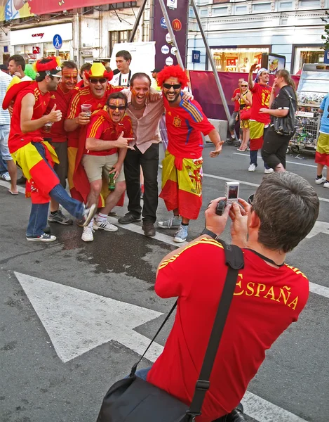 Αθλητισμός ανεμιστήρες από την Ισπανία στο euro 2012 ποδόσφαιρο διασκέδαση ζώνη, Κίεβο. — Φωτογραφία Αρχείου