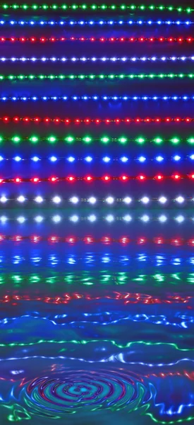 Abstrakte Disco-Lichter, die sich im Wasser spiegeln, Diskothek. — Stockfoto