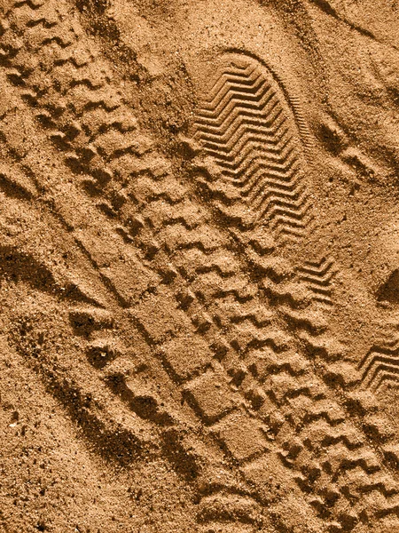 Piste cyclable et empreinte sur le sable gris, environnement . — Photo