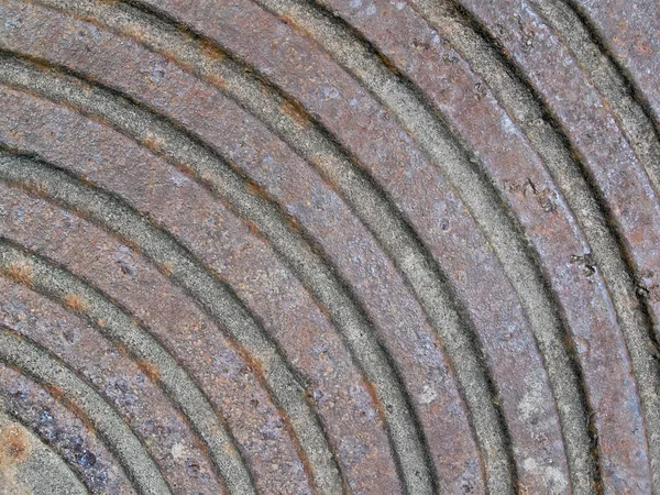 Surface métallique rouillée abstraite avec anneaux ronds, construction . — Photo