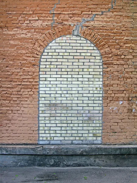 Abstrakte Ziegelsteinfenster an der Steinmauer, Konstruktion. — Stockfoto