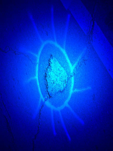 Magisches blaues Licht über beschädigter markierter Oberfläche, Wissenschaft. — Stockfoto