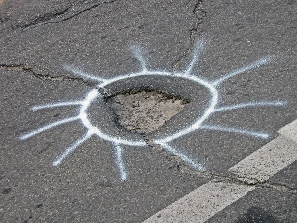Parte danneggiata di asfalto segnata da pittura bianca, ambiente . — Foto Stock