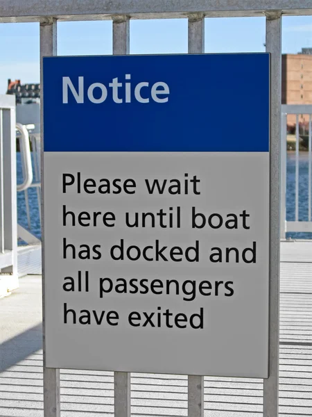 Attendere che i passeggeri fuggano a bordo come indicato sul cartello . — Foto Stock